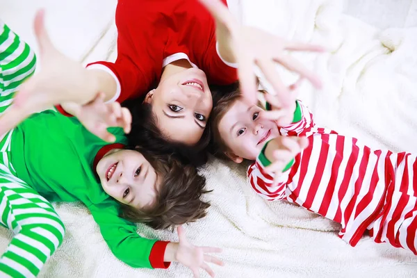 Μια Οικογένεια Ριγέ Πιτζάμες Ξεκουράζεται Στο Σπίτι Μικρά Παιδιά Ντυμένα — Φωτογραφία Αρχείου