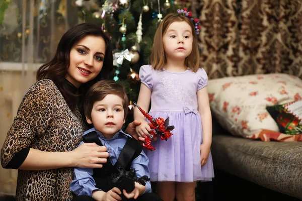 Una Joven Ayuda Madre Decorar Árbol Navidad Familiar Familia Vacaciones —  Fotos de Stock