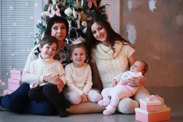 Dům Dovolenou Zdobí Mladá Rodina Dětmi Silvestr Čeká Nový Rok — Stock fotografie