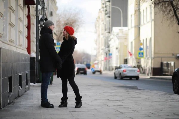 Young Couple Walking Winter Cit — Stock Photo, Image