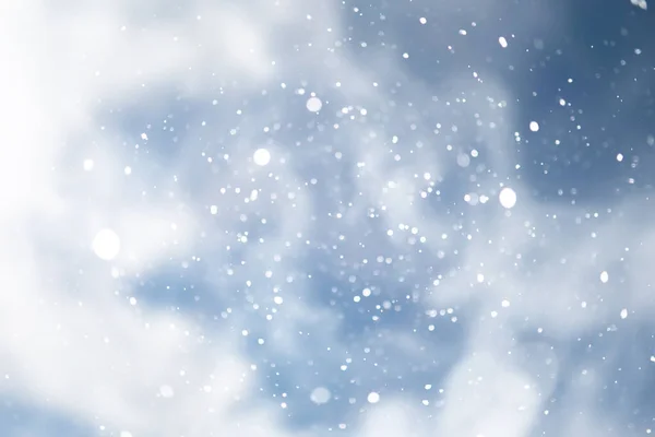 青雪ボケ背景ぼやけた抽象的な雪フレークの背景 — ストック写真