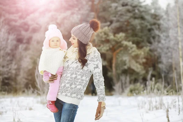 Keluarga Bahagia Bermain Dan Tertawa Musim Dingin Luar Ruangan Salju — Stok Foto
