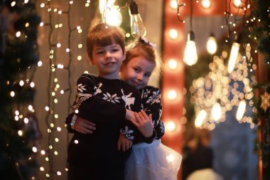 Çocuklu genç bir aile tatil için evi dekore ediyor. Yeni yıl arifesi. Yeni yılı bekliyorum..