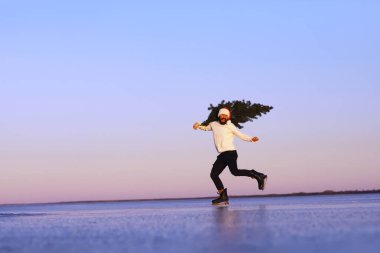 Noel Baba hediyeler ve Noel ağacıyla yeni yıla yetişmek için acele eder. Buz patenindeki Noel Baba Noel 'e gider..