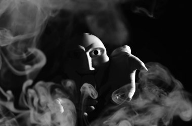 Siyah arka planda beyaz, korkunç bir maske..