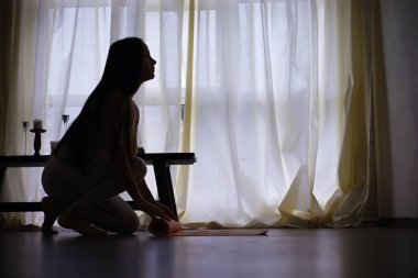 Yoga egzersizleri yapan güzel atletik kız evde meditasyonun tadını çıkarıyor. Stres yok, sağlıklı alışkanlık yok, endişe giderme konsepti yok. Lotus.