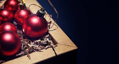 Noel ağacı için Noel süsü. Küçük toplar Noel ağacını süslüyor. Yeni yıl için oyuncaklar.