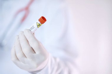 Laboratuvardaki bir bilim adamı viral zatürreenin tedavisi için ilaçları test ediyor. Hastalıklı hastaların Coronovirus kan testi. Dünya salgını.