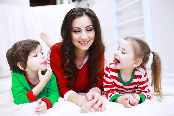 Una Familia Pijama Rayas Está Descansando Casa Los Niños Pequeños —  Fotos de Stock