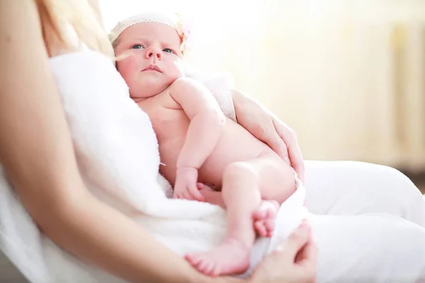 Novorozené Dítě Leží Matčině Náručí Krásné Dítě Evropského Vzhledu Spí — Stock fotografie