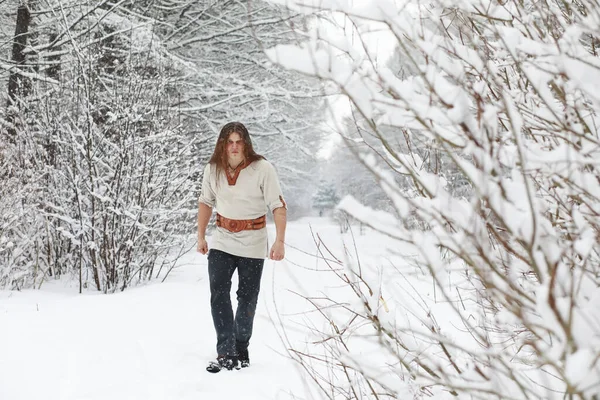 コートやスカーフでハンサムな男の屋外の肖像画 カジュアルな冬のファッション — ストック写真