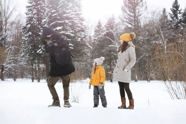 Šťastná Rodina Hraje Směje Zimě Venku Sněhu Zimní Den City — Stock fotografie