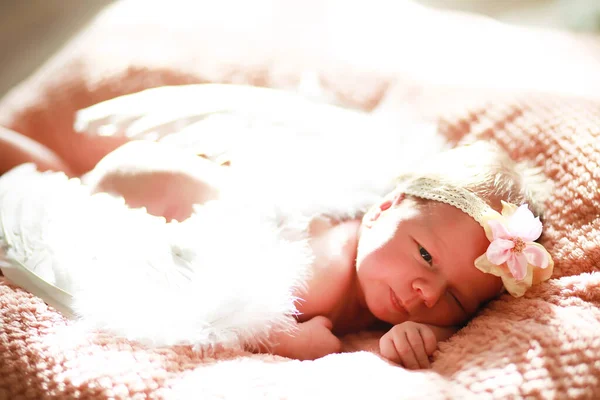 Ett Nyfött Barn Ligger Sin Mors Armar Vacker Bebis Med — Stockfoto