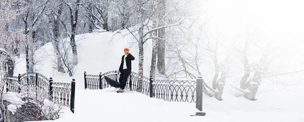 Человек Пальто Пуговицей Прогулка Фоне Зимнего Пейзажа Вид Зиму — стоковое фото
