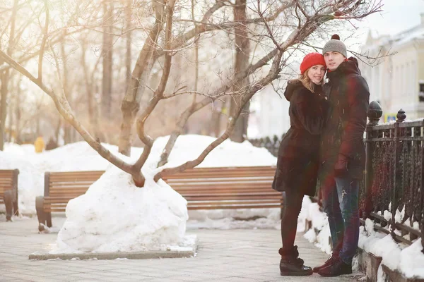 Young Couple Walking Winter City — Stock Photo, Image