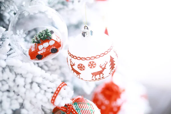 크리스마스 눈으로 나무에 붉은색의 — 스톡 사진