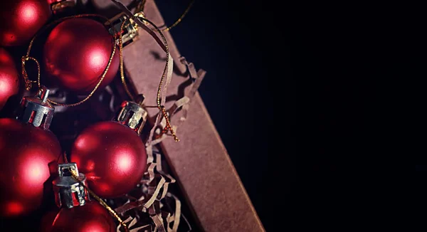 圣诞树的圣诞装饰 圣诞树上装饰着小球 新年的玩具 — 图库照片
