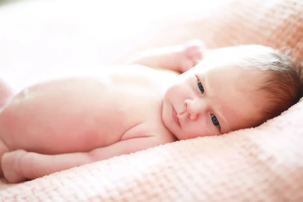 Bebê Recém Nascido Está Nos Braços Sua Mãe Belo Bebê — Fotografia de Stock