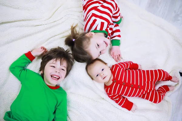 Rodzina Piżamie Paski Odpoczywa Domu Małe Dzieci Przebrane Elfy Leżą — Zdjęcie stockowe