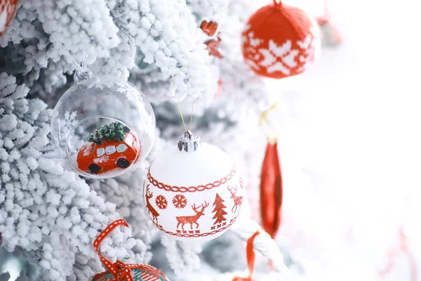 크리스마스 눈으로 나무에 붉은색의 — 스톡 사진