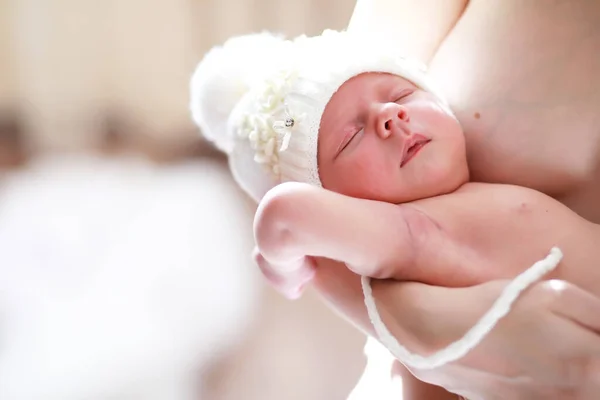 태어난 아기가 엄마의 유럽의 아름다운 가잠자고 — 스톡 사진