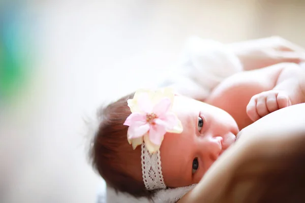 Bebé Recién Nacido Yace Los Brazos Madre Hermoso Bebé Apariencia —  Fotos de Stock