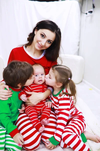 Una Famiglia Pigiama Righe Sta Riposando Casa Bambini Vestiti Elfi — Foto Stock