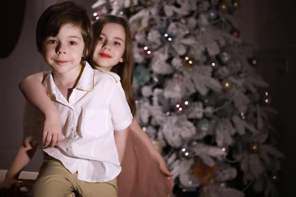 Παιδί Έξυπνα Ρούχα Μπροστά Από Χριστουγεννιάτικο Δέντρο Αναμονή Για Νέο — Φωτογραφία Αρχείου
