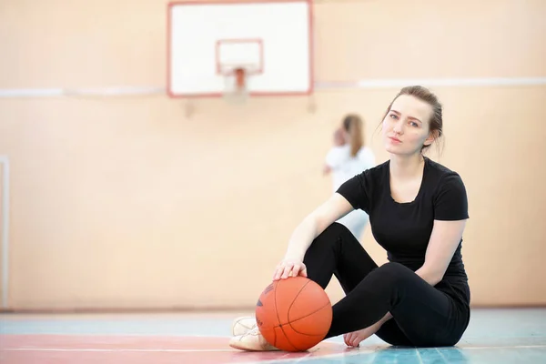 在健身房的女孩年轻学生打篮球 — 图库照片
