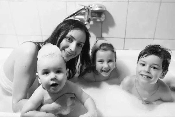 Anya Mossa Gyerekeket Anya Gyerekek Fürdőszobában Csinálják Vizes Kezelést Habszivacs — Stock Fotó