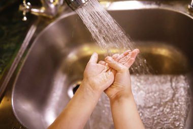 Hijyen kuralları. Yemekten önce el yıkama. Sabunlu antibakteriyel eller. Virüs enfeksiyonunu önlemenin yolu. Coronavirus koruması.