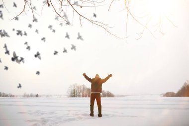 Yürüyüşe çıkmış bir adam. Kış manzarası. Kış yolculuğunda turist.