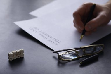 Yasal konsept. Son vasiyeti yazma prosedürü. Vasiyetnameli kağıtlar masada. Son arzunun ve vasiyetinin kaydı..