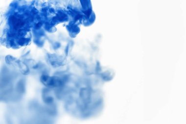 Suyun içinde bir tutam boya. Sudaki boyanın çözülmesi. Su kirliliği. Sanat yaratıcılığı kavramı.