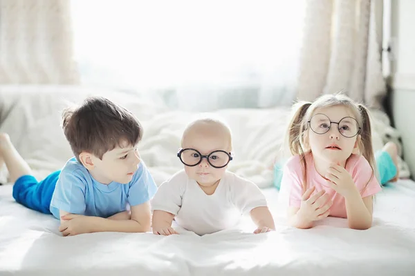 Children Lie Bed Next Newborn Baby Little Sister Children Emotions — Stock Photo, Image