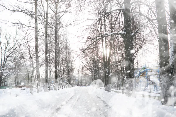 Чоловік Гуляє Містом Сніжний Зимовий День — стокове фото