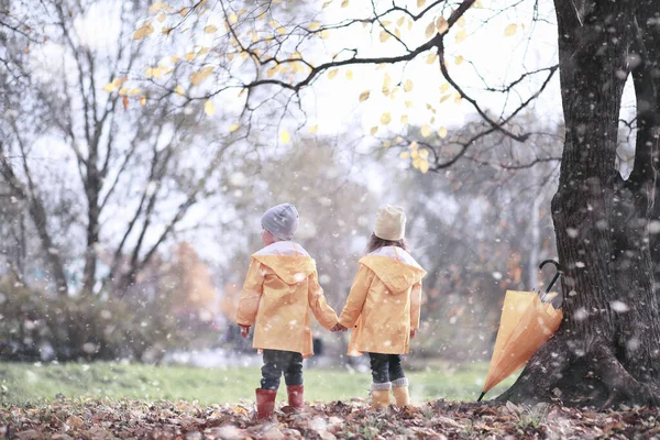 Passeggiata Dei Bambini Nel Parco Con Prima Neve — Foto Stock