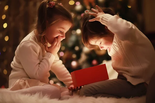 Noel Arifesinde Aile Şöminede Çocuklar Noel Hediyelerini Açıyor Noel Ağacının — Stok fotoğraf