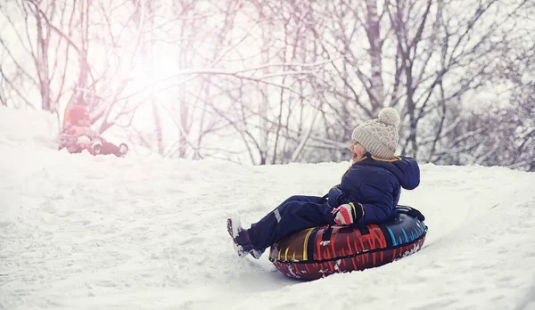 Діти Парку Взимку Діти Грають Снігом Дитячому Майданчику Діти Катаються — стокове фото