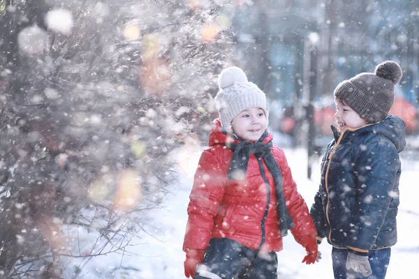 Dzieci Spacerują Parku Pierwszym Śniegiem — Zdjęcie stockowe