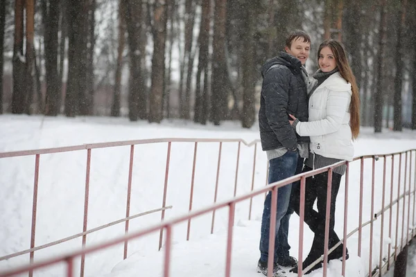 雪の吹雪の中のデートの冬の午後に恋人のペア — ストック写真