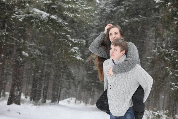 Par Amantes Uma Data Tarde Inverno Nevão — Fotografia de Stock