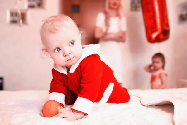 Retrato Niño Pequeño Con Ojos Azules Una Habitación — Foto de Stock