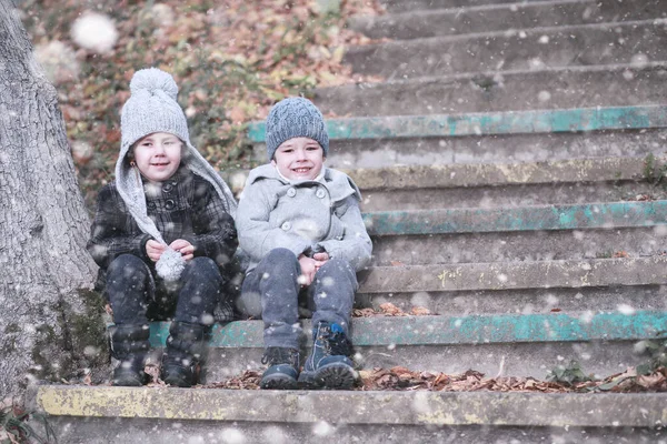 Crianças Caminham Parque Com Primeira Neve — Fotografia de Stock