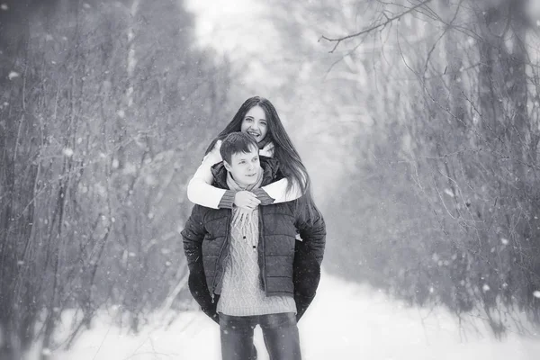 Una Pareja Cariñosa Paseo Invierno Hombre Mujer Una Cita Parque —  Fotos de Stock