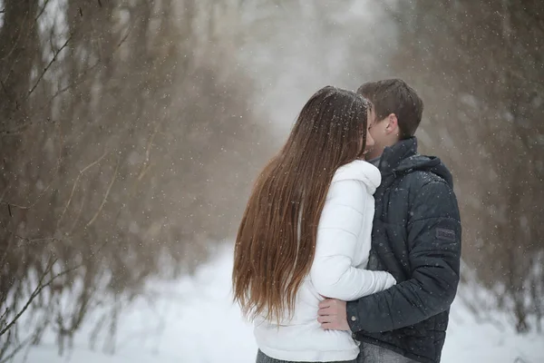 雪の吹雪の中のデートの冬の午後に恋人のペア — ストック写真