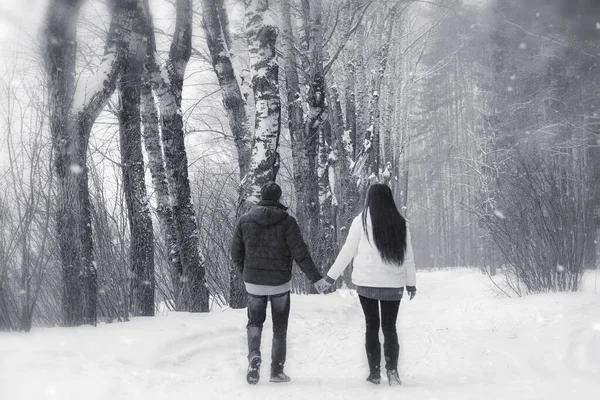 Любляча Пара Зимовій Прогулянці Чоловік Жінка Побаченні Парку Взимку Друзі — стокове фото