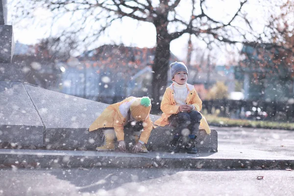 Діти Гуляють Парку Першим Снігом — стокове фото