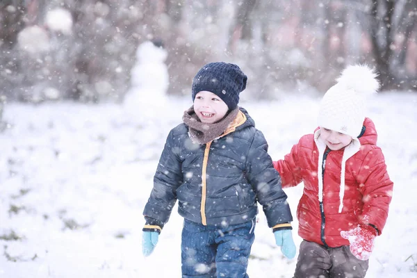 Дети Зимнем Парке Играют Снегом — стоковое фото