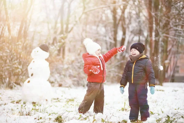 Çocuklar Kış Parkında Karla Oynuyorlar — Stok fotoğraf